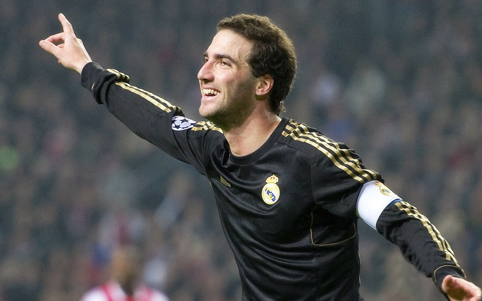 德甲球队建设虚拟战术模拟场景提升协同判断力，德甲场地